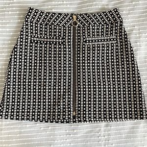 Black and white print mini skirt, Size 4
